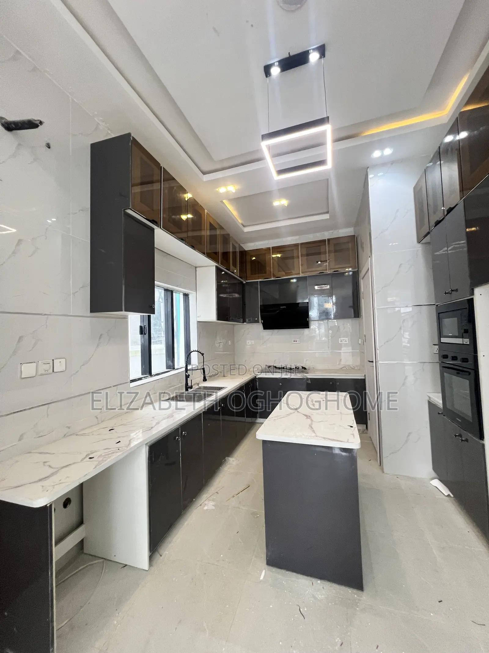 5bdrm Duplex in Chevron for sale