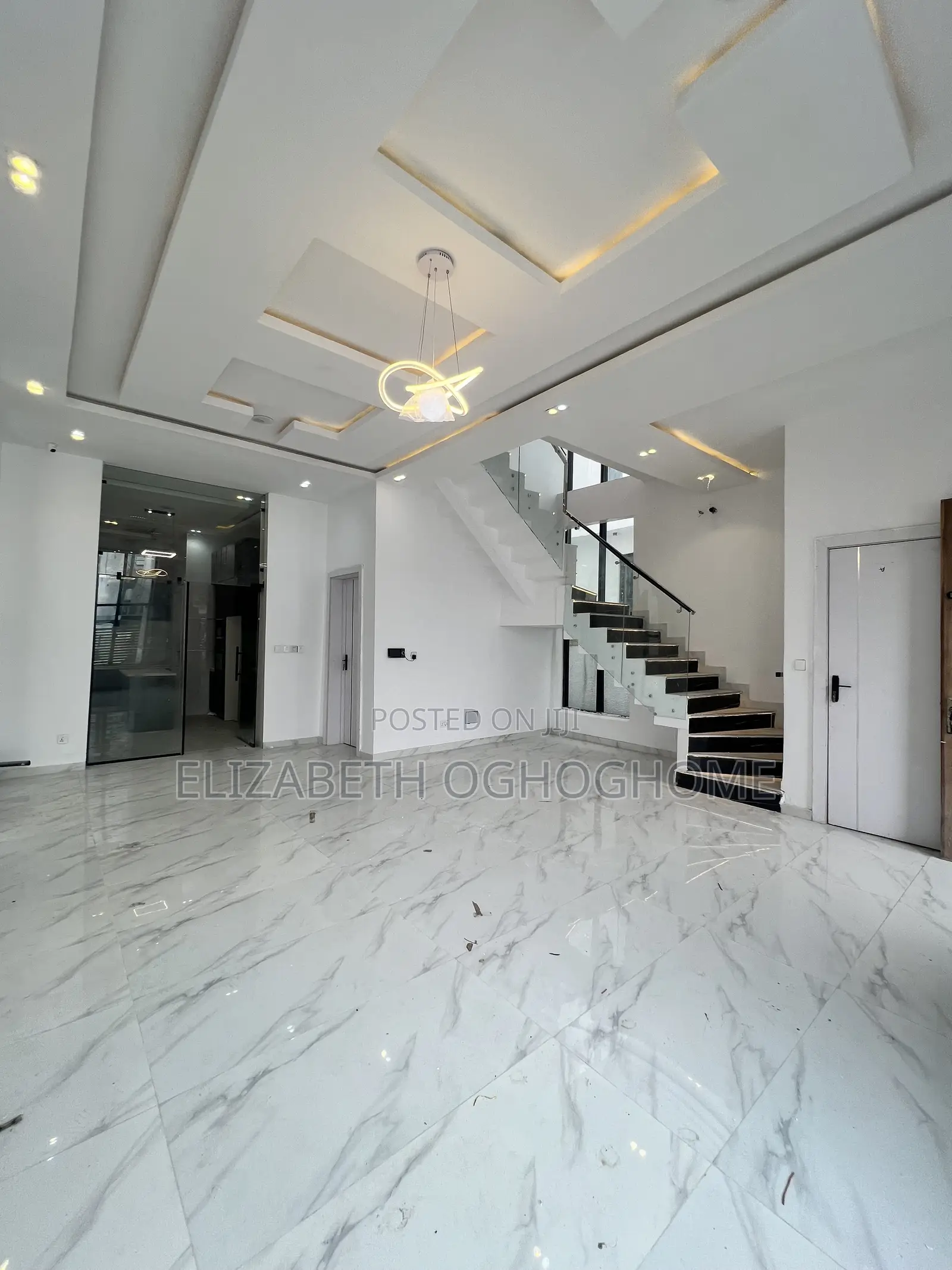 5bdrm Duplex in Chevron for sale