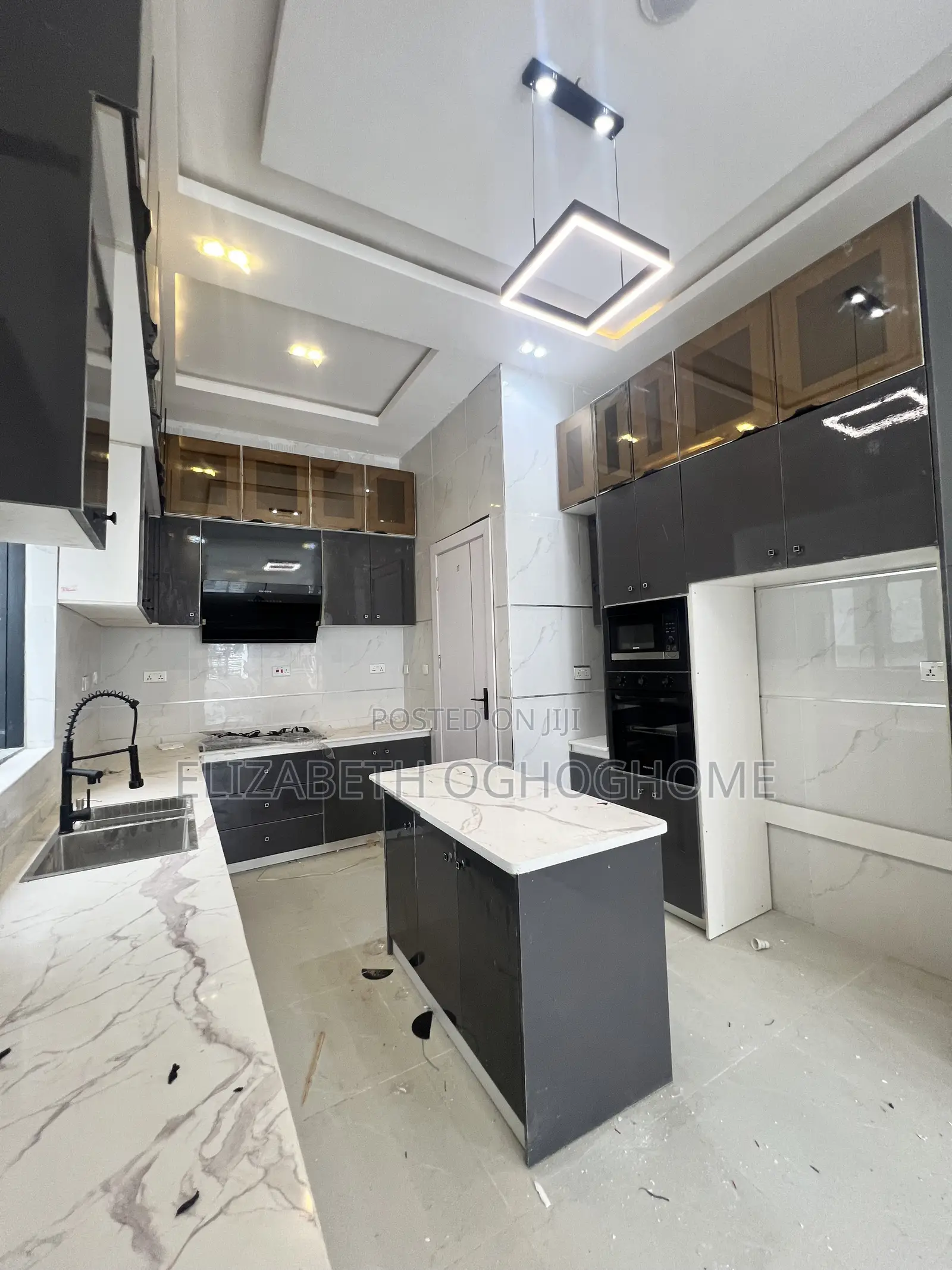 5bdrm Duplex in Chevron for sale