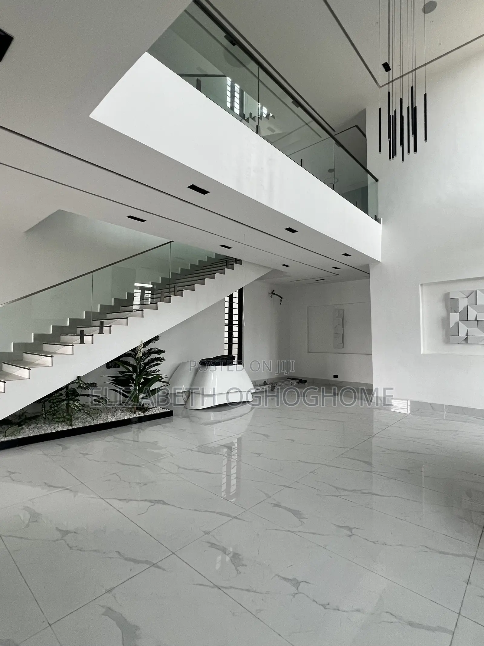 5bdrm Duplex in Chevron for sale