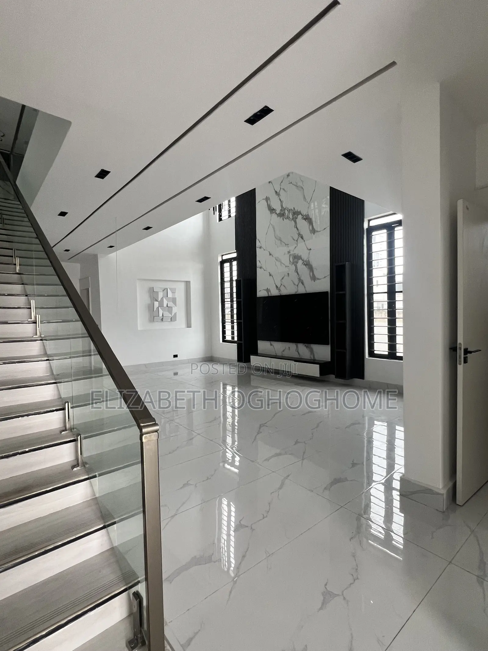 5bdrm Duplex in Chevron for sale