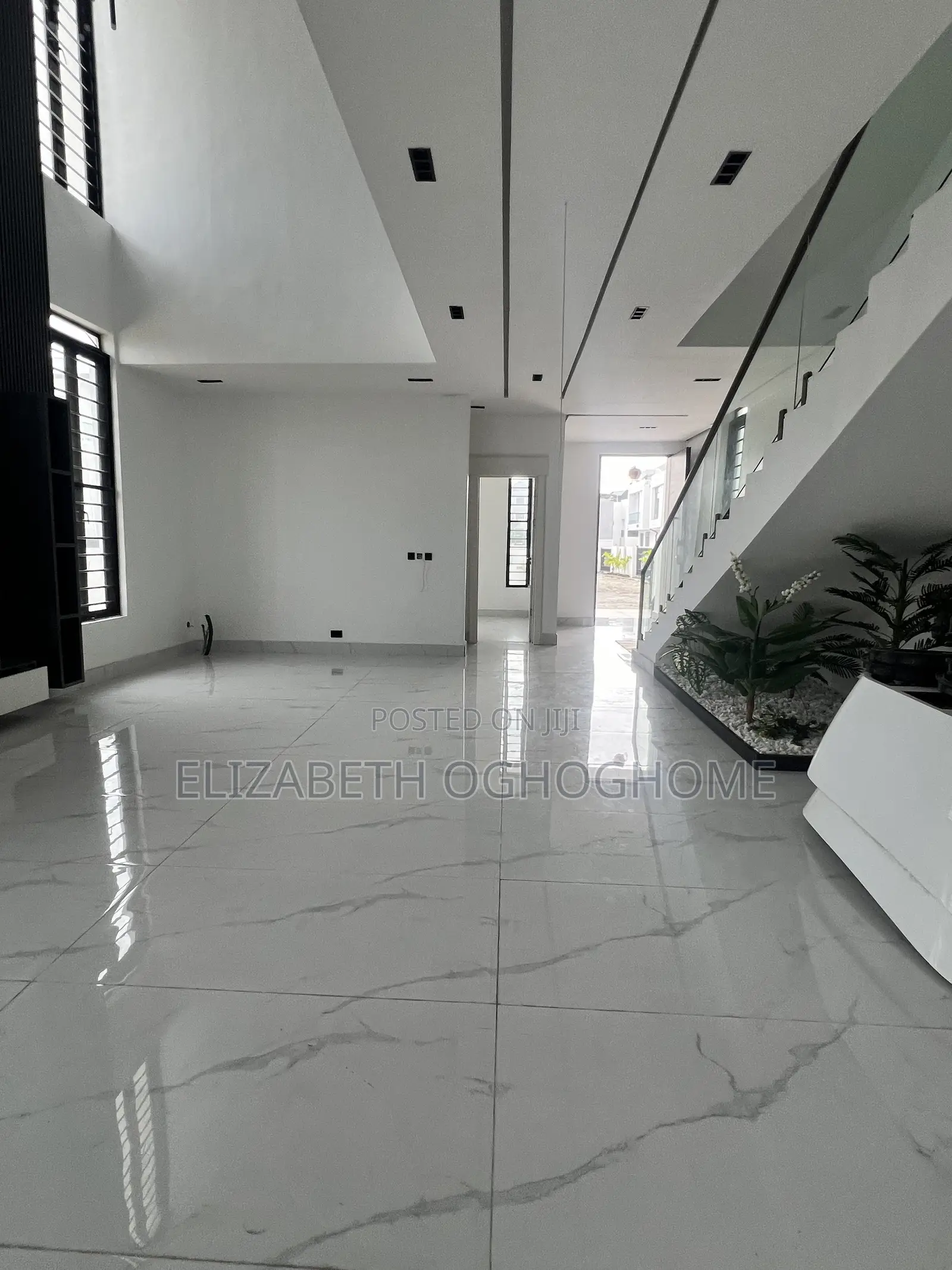 5bdrm Duplex in Chevron for sale