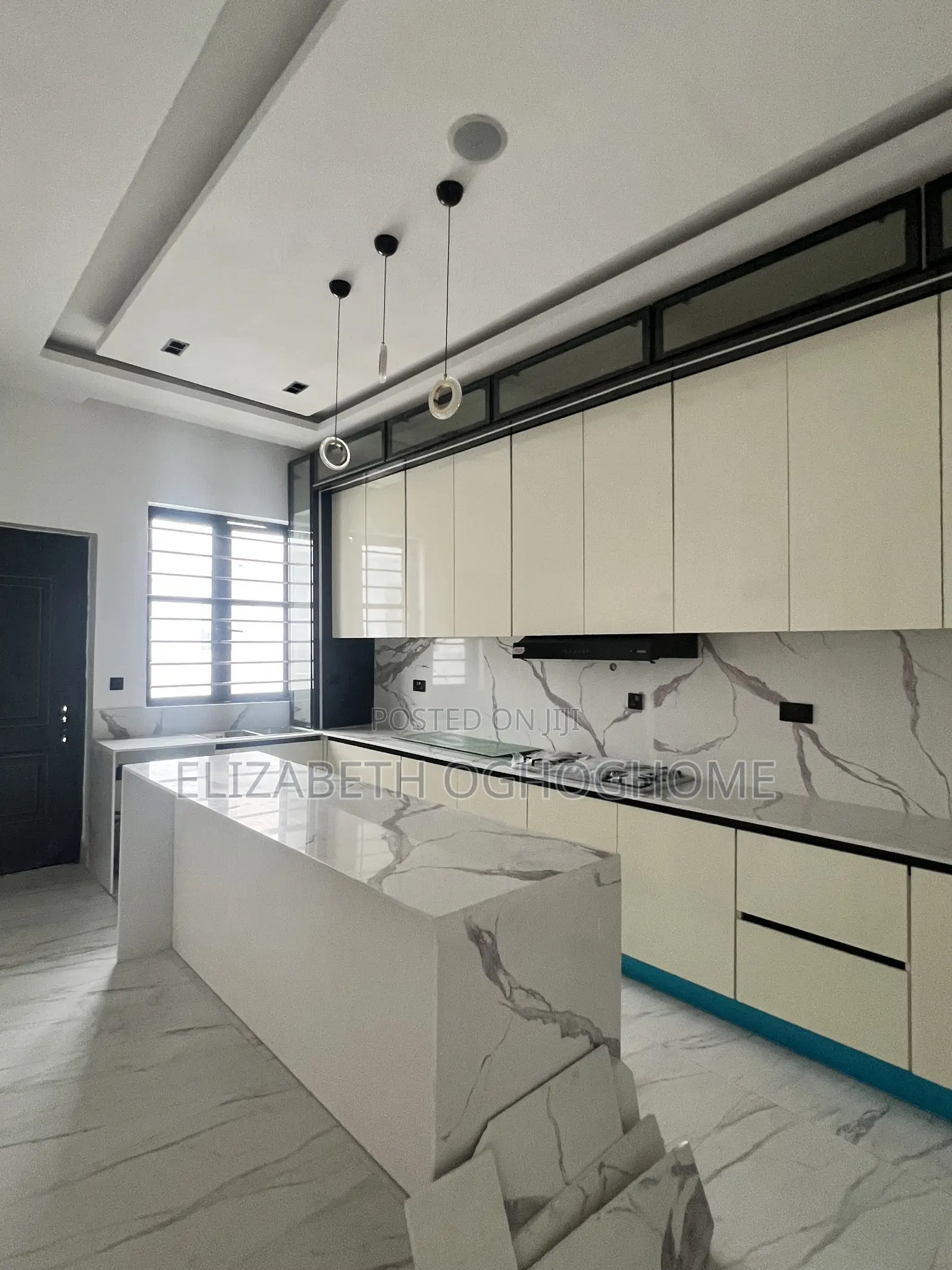 5bdrm Duplex in Chevron for sale