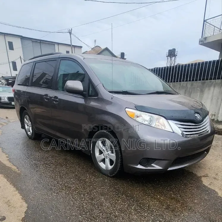 Toyota Sienna LE FWD 8-Passenger 2013 Gray