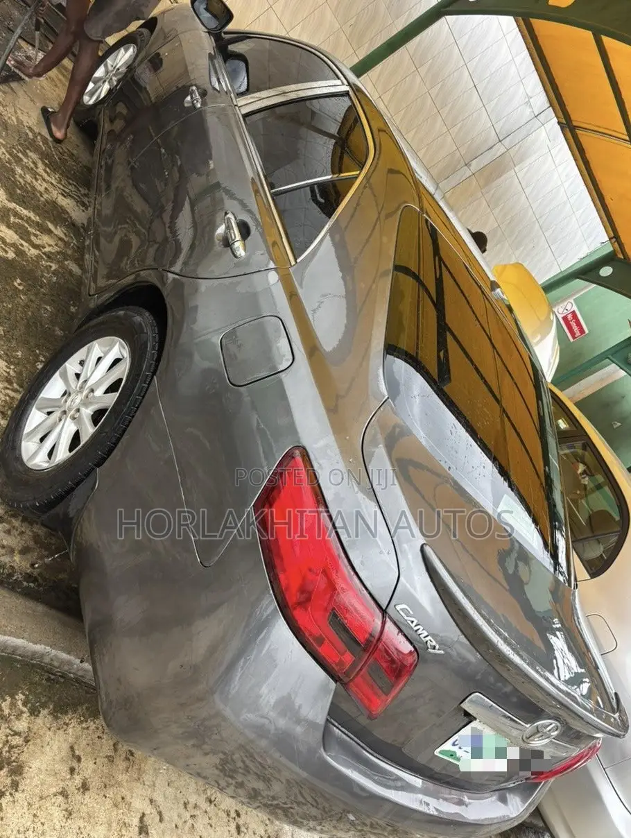 Toyota Camry XLE 4dr Sedan (2.5L 4cyl 6AM) 2010 Gray