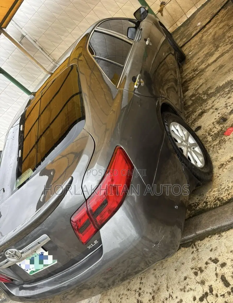 Toyota Camry XLE 4dr Sedan (2.5L 4cyl 6AM) 2010 Gray