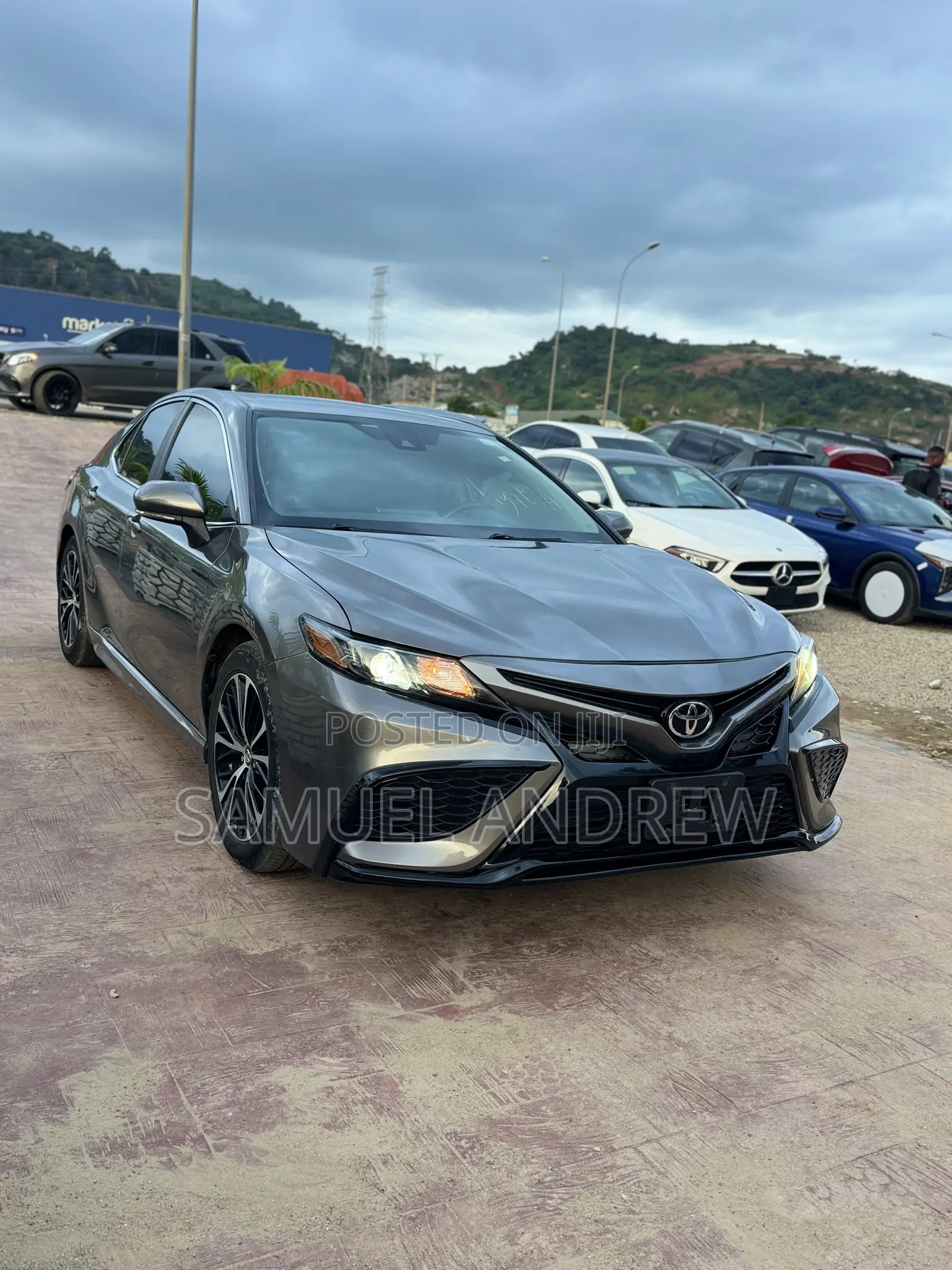 Toyota Camry SE 2021 Gray