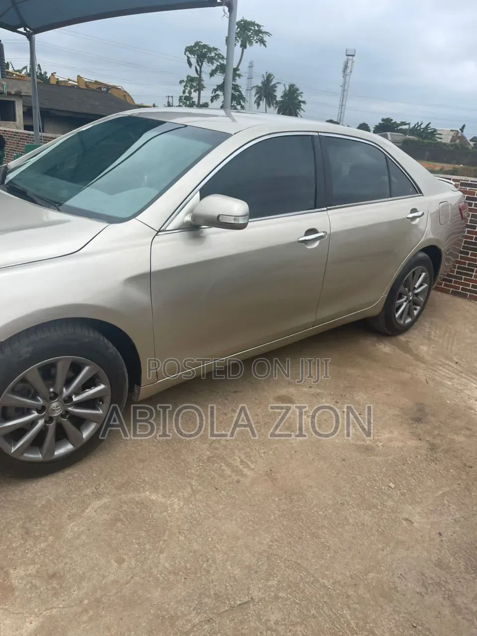Toyota Camry LE 4dr Sedan (2.5L 4cyl 6AM) 2010 Gold