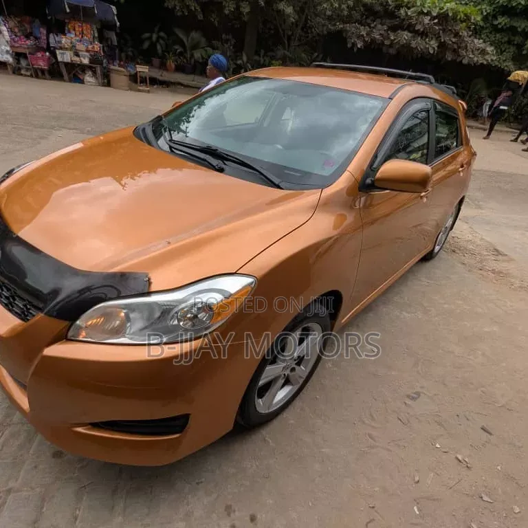 Toyota Matrix 2010 Gold