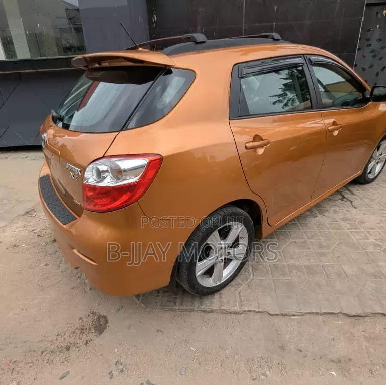 Toyota Matrix 2010 Gold