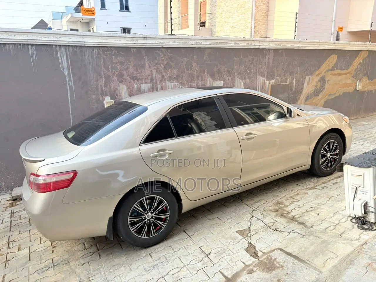 Toyota Camry XLE V6 4dr Sedan (3.5L 6cyl 6AM) 2009 Gold