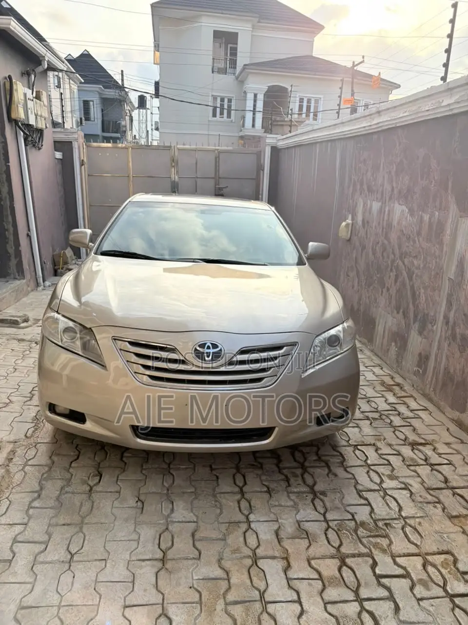 Toyota Camry XLE V6 4dr Sedan (3.5L 6cyl 6AM) 2009 Gold