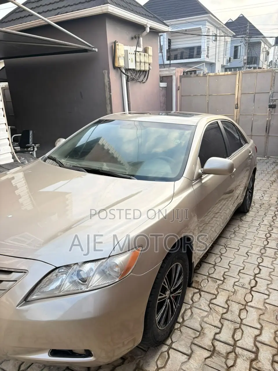 Toyota Camry XLE V6 4dr Sedan (3.5L 6cyl 6AM) 2009 Gold