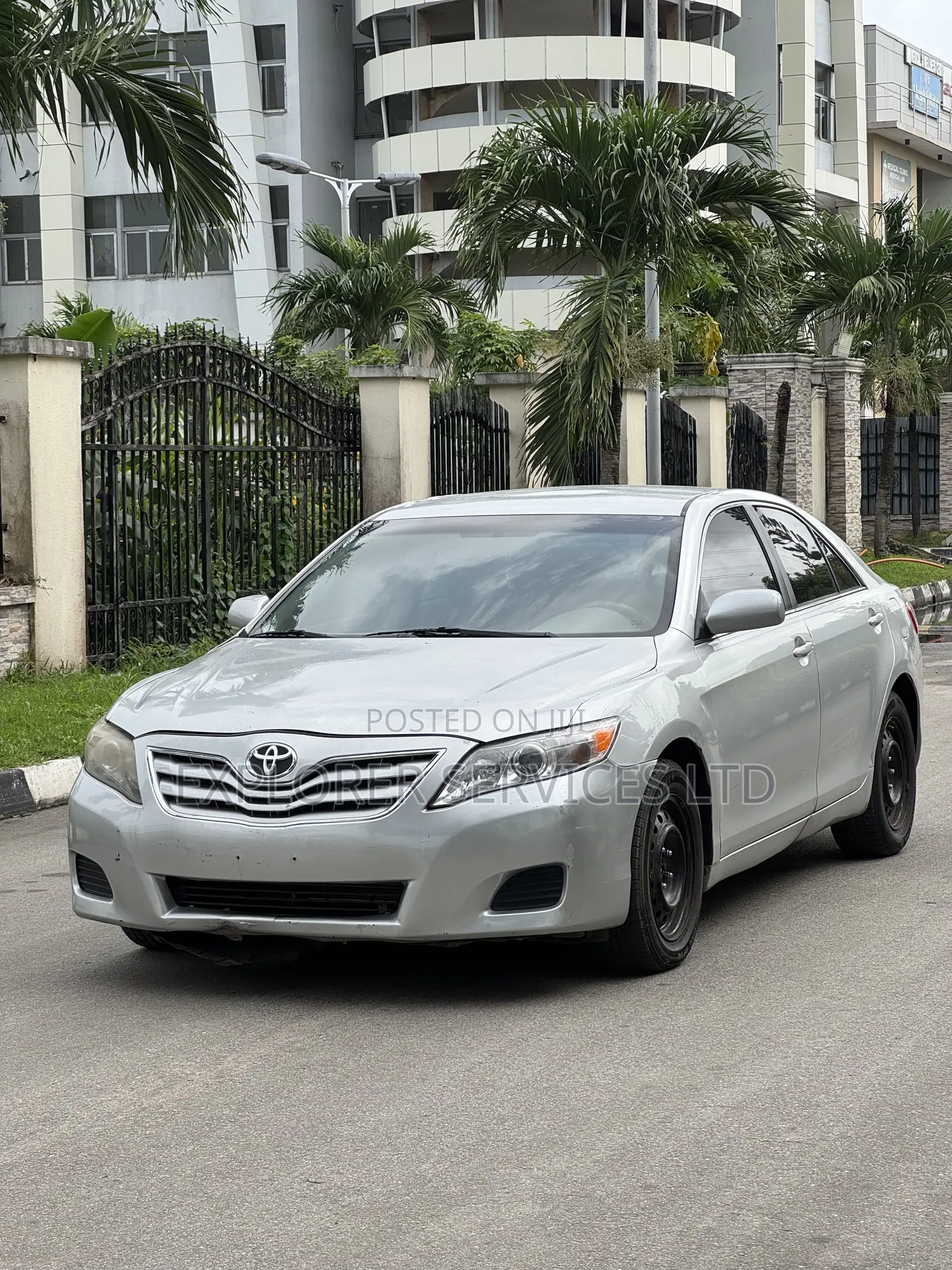 Toyota Camry LE 4dr Sedan (2.5L 4cyl 6AM) 2010 Silver