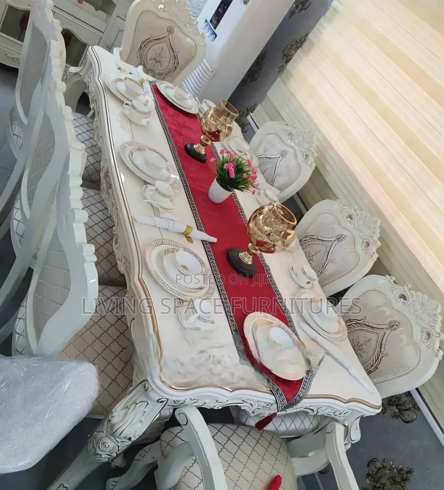 Standard Royal Dining Set by 8seaters