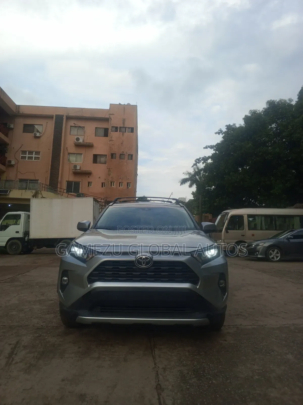 Toyota RAV4 XLE 2021 Silver