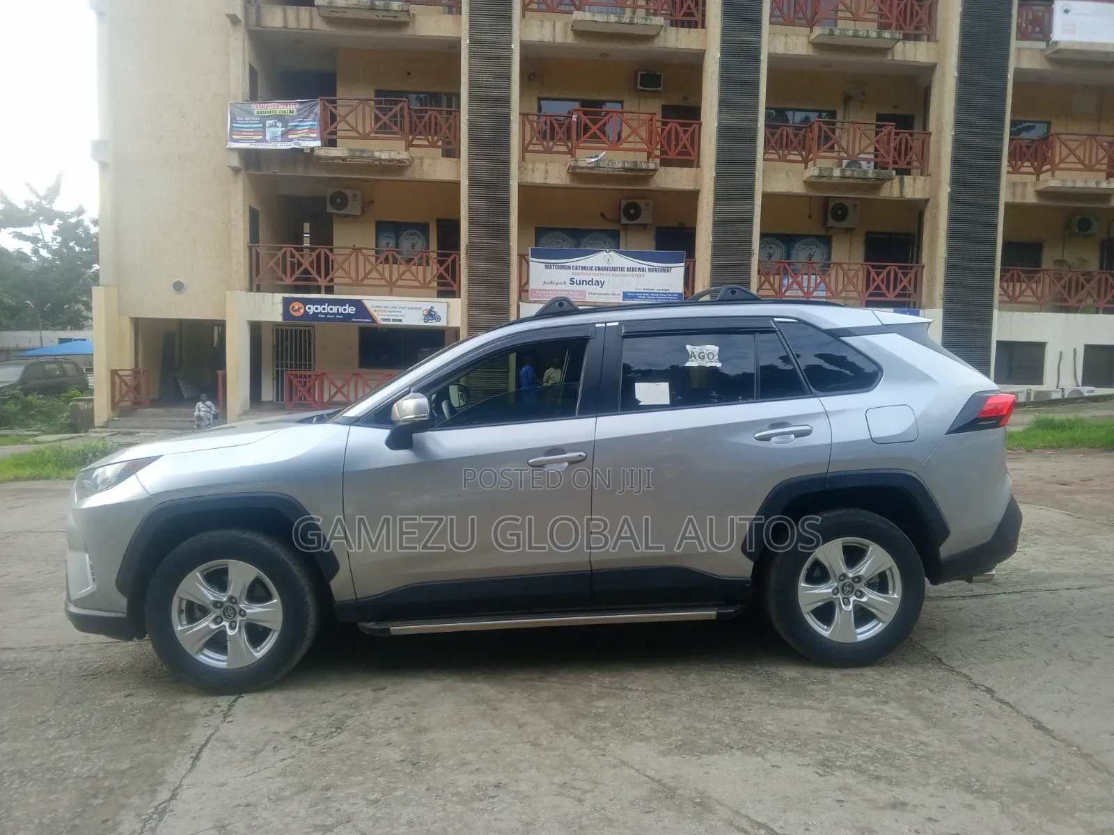 Toyota RAV4 XLE 2021 Silver