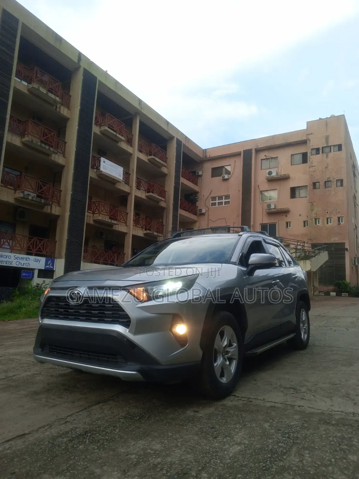 Toyota RAV4 XLE 2021 Silver