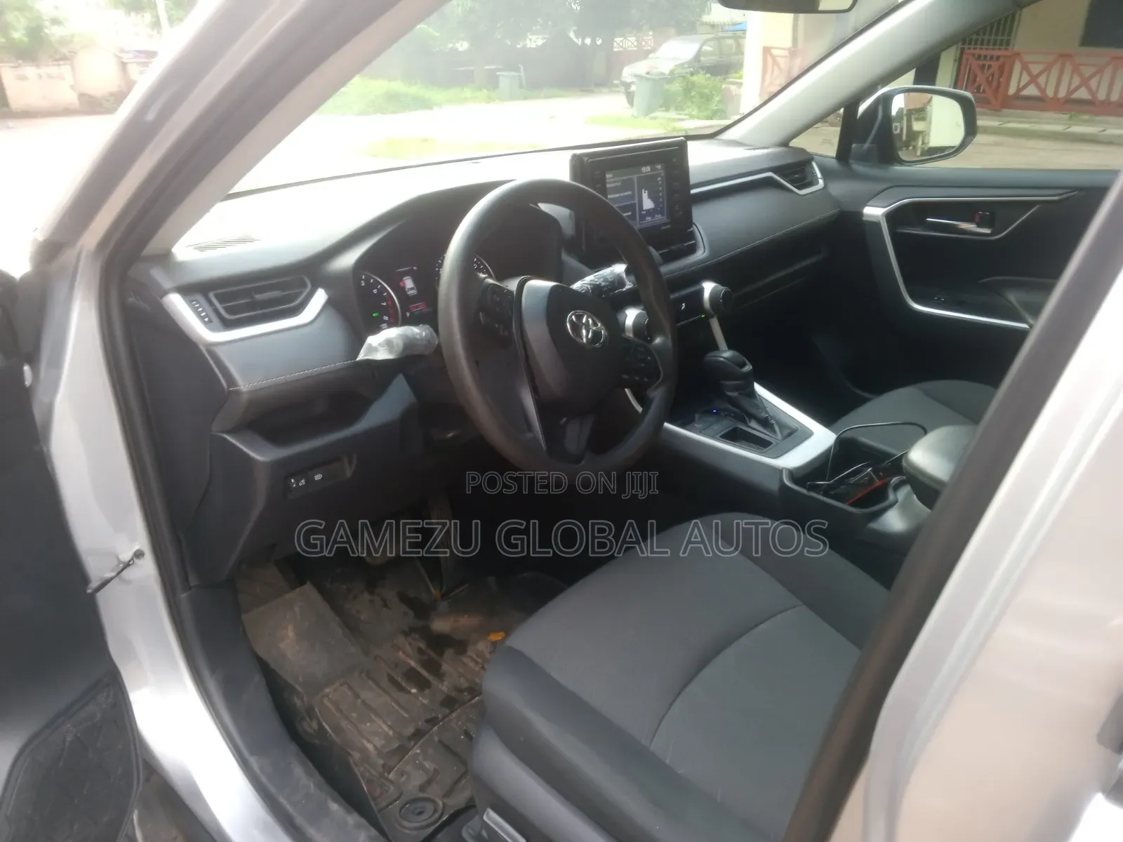 Toyota RAV4 XLE 2021 Silver