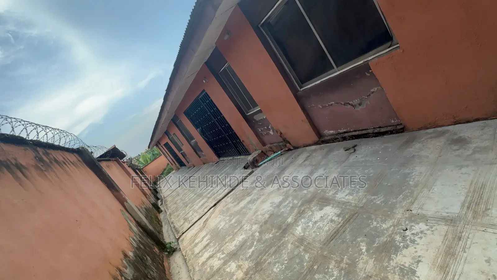 6bdrm Bungalow in Ilupeju Estate, Akobo for sale