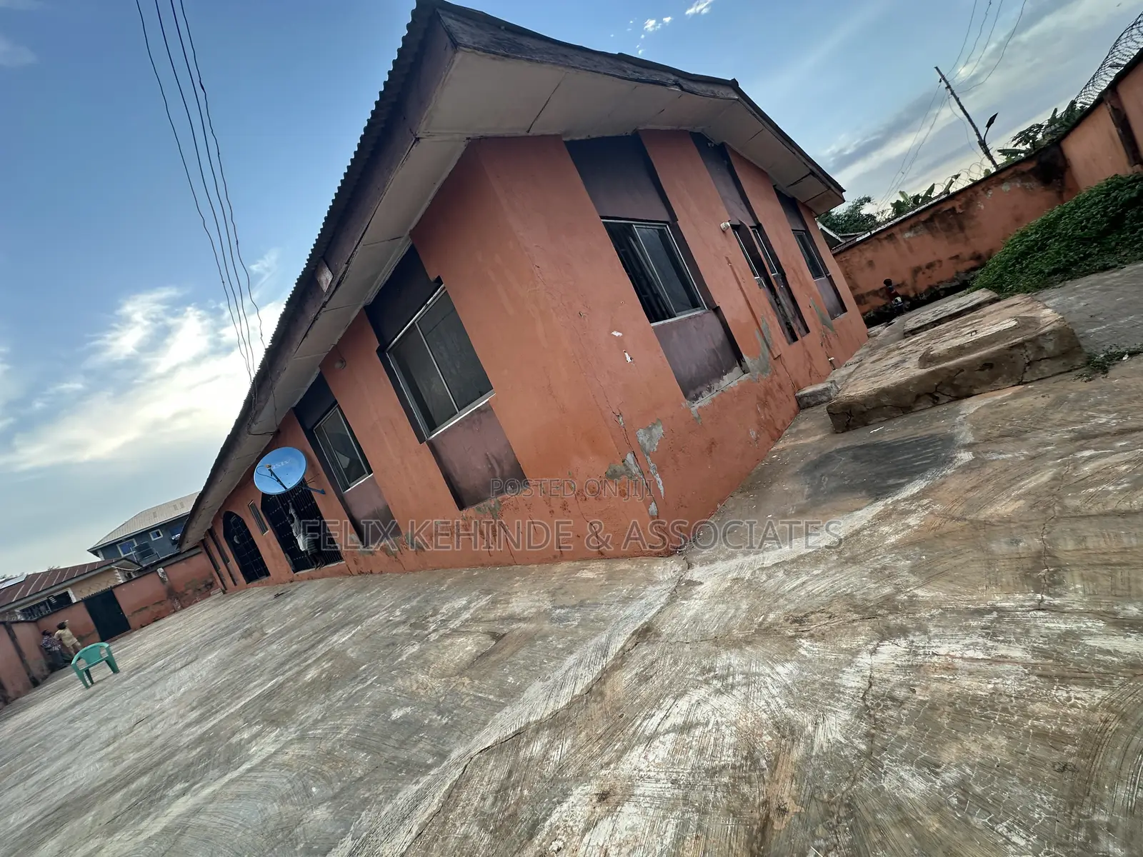 6bdrm Bungalow in Ilupeju Estate, Akobo for sale