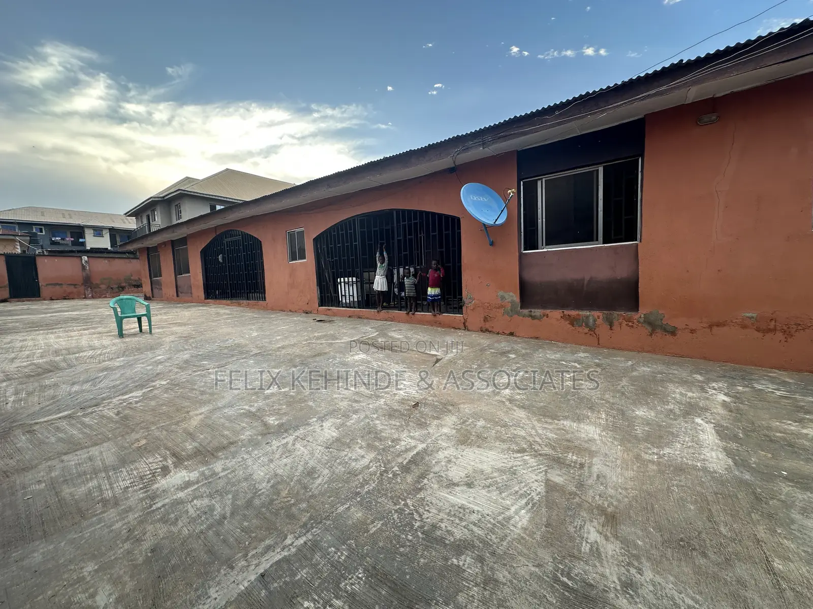 6bdrm Bungalow in Ilupeju Estate, Akobo for sale
