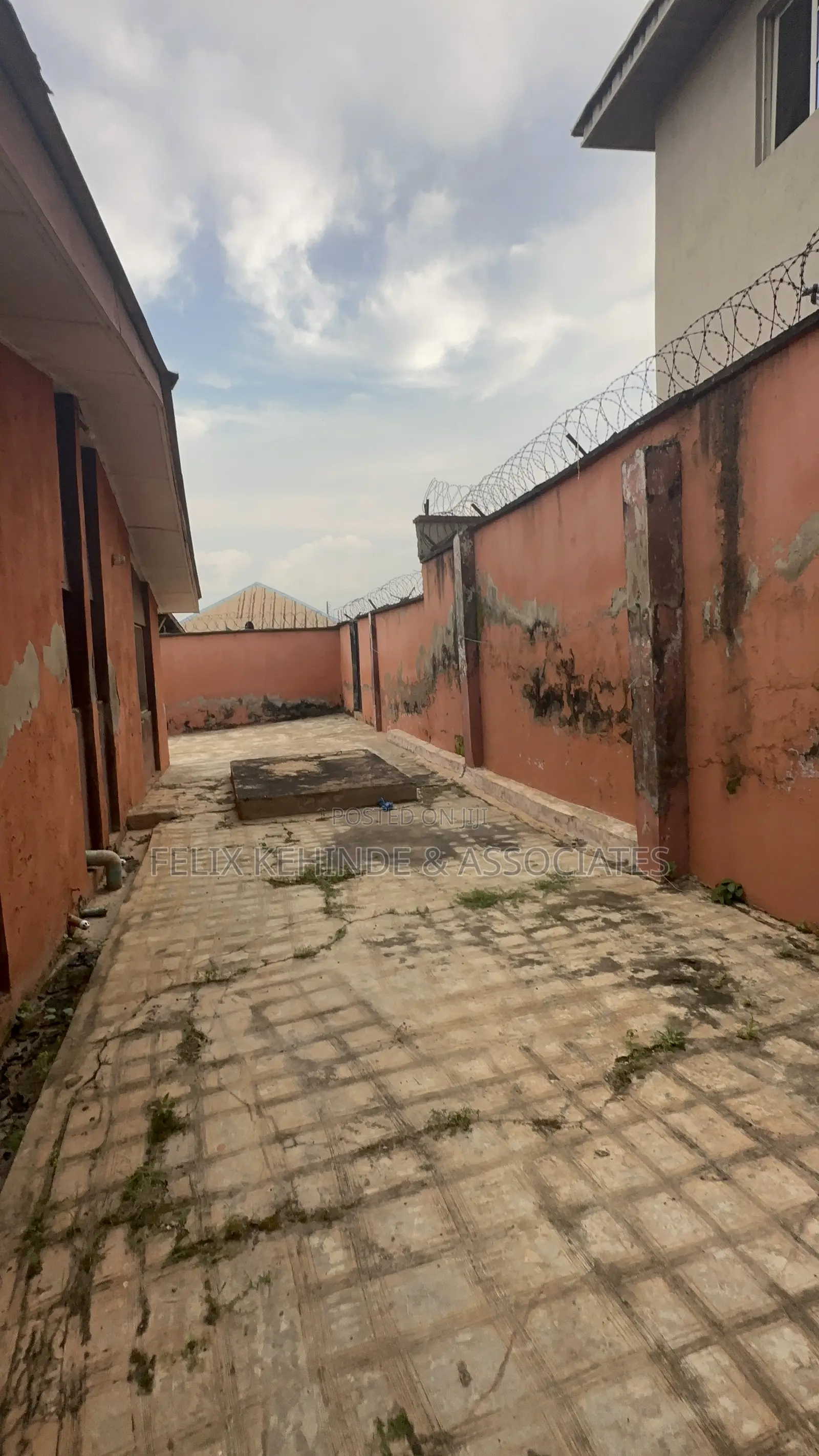 6bdrm Bungalow in Ilupeju Estate, Akobo for sale