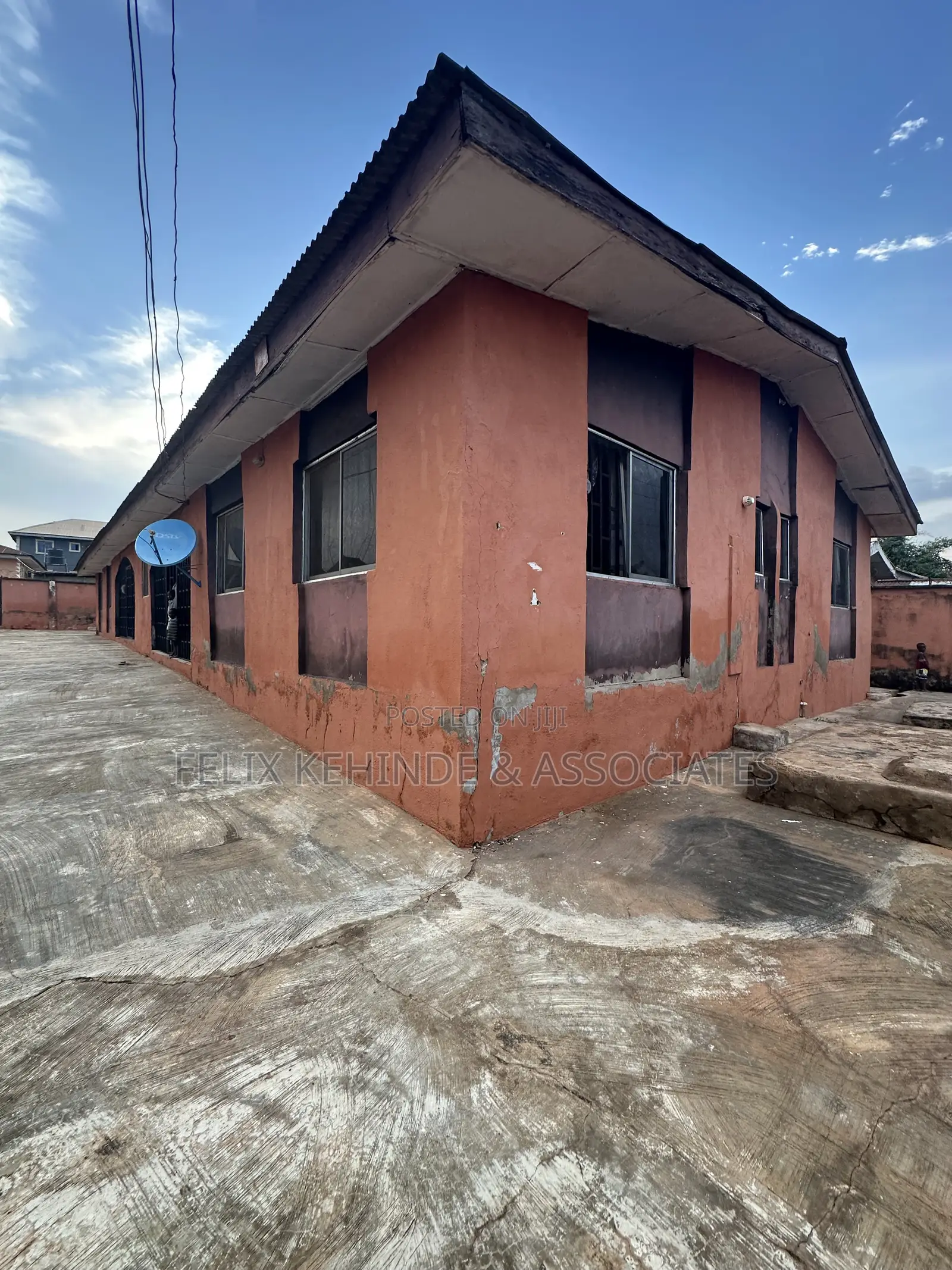 6bdrm Bungalow in Ilupeju Estate, Akobo for sale