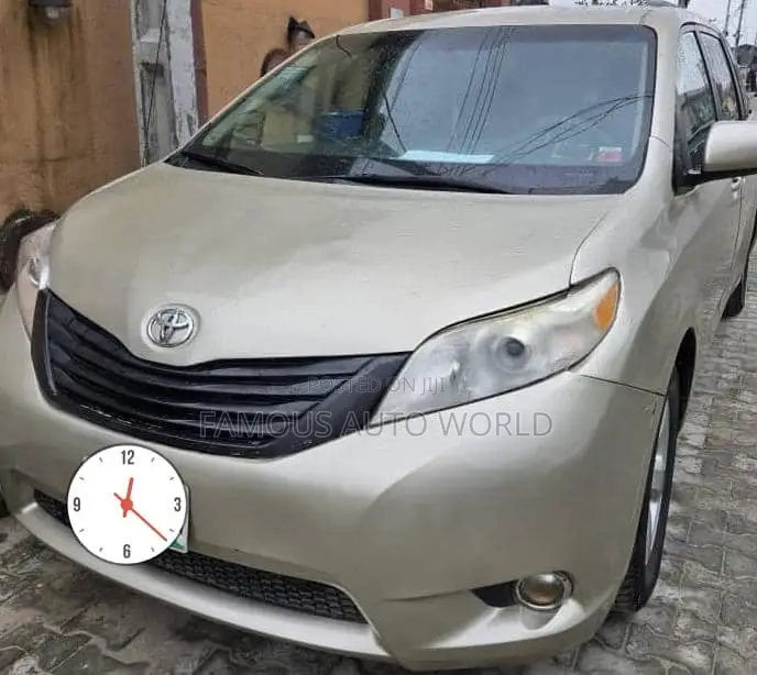Toyota Sienna LE 7 Passenger Mobility 2011 Gold