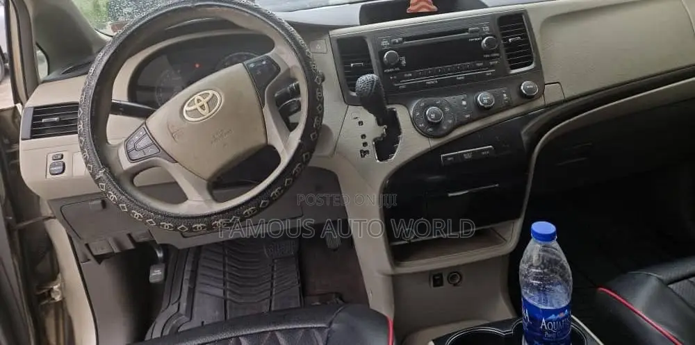 Toyota Sienna LE 7 Passenger Mobility 2011 Gold
