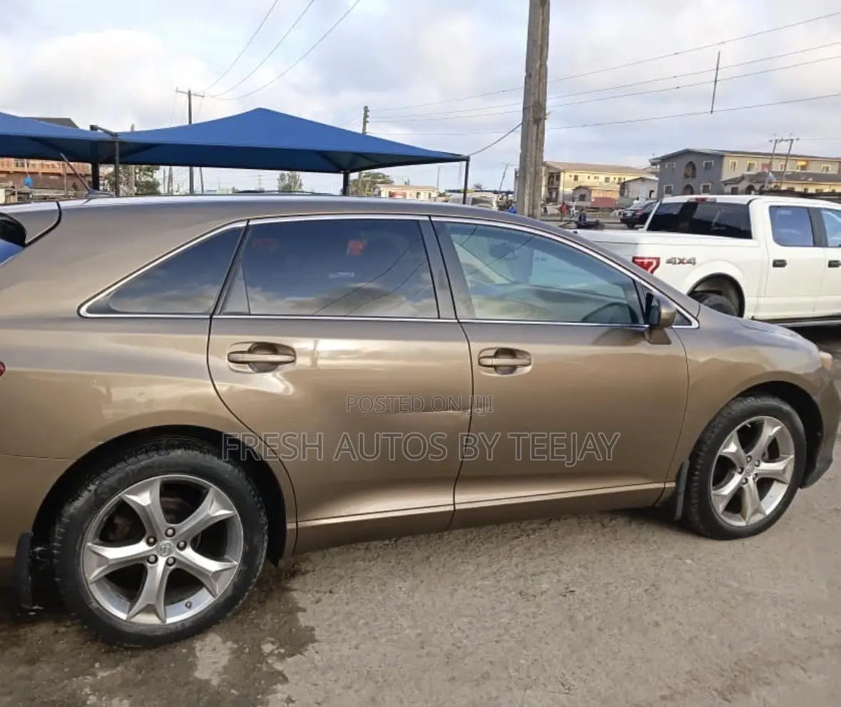 Toyota Venza AWD 2011 Gold
