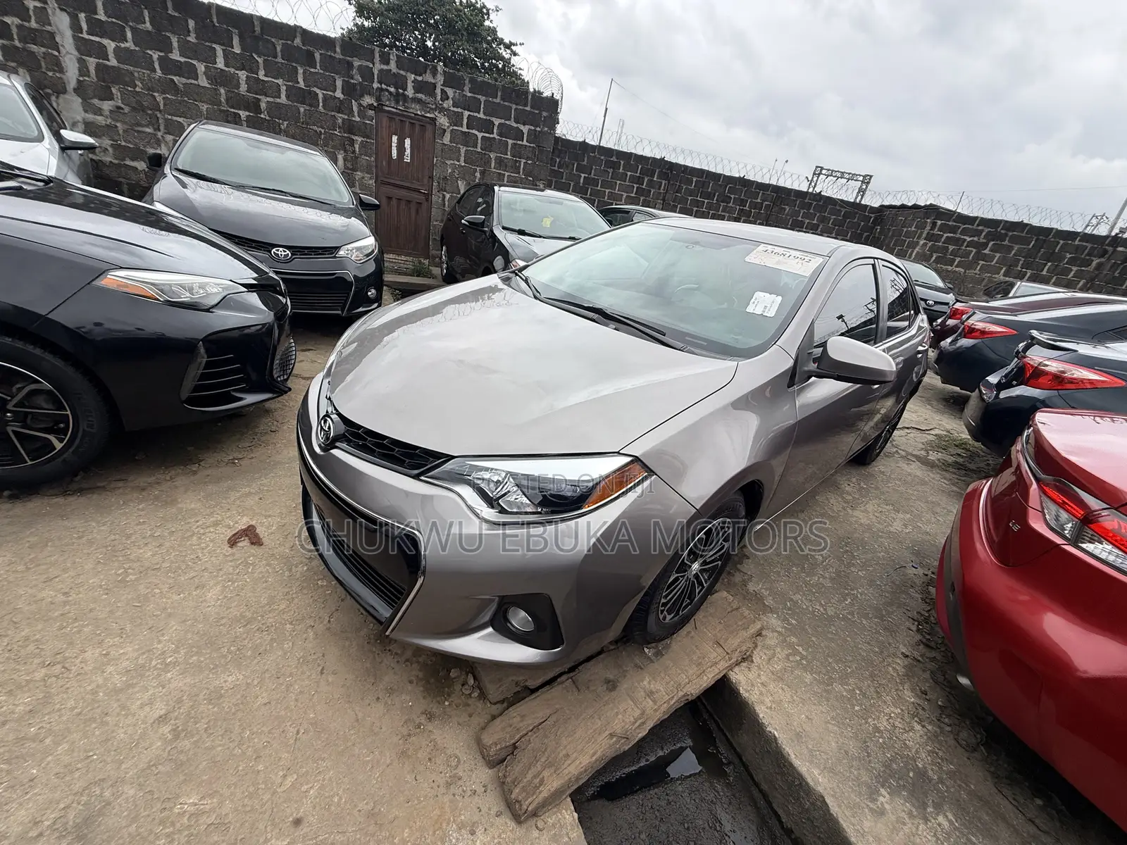 Toyota Corolla LE 4dr Sedan (1.8L 4cyl CVT) 2015 Gold