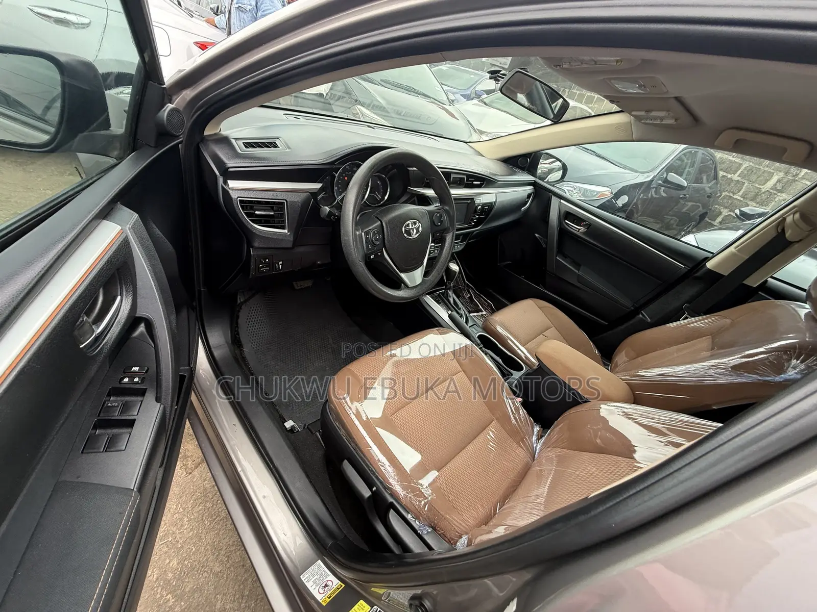 Toyota Corolla LE 4dr Sedan (1.8L 4cyl CVT) 2015 Gold