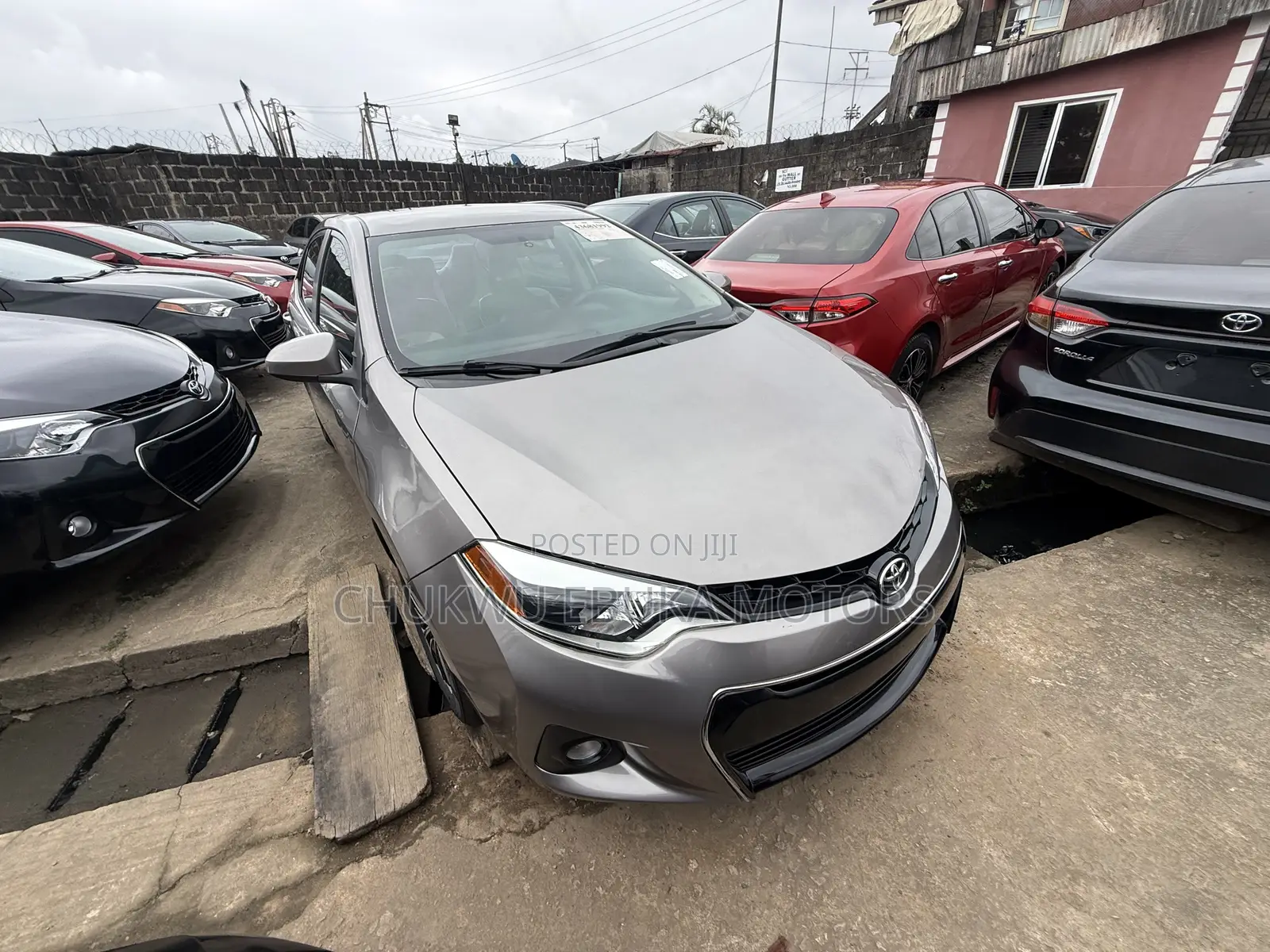 Toyota Corolla LE 4dr Sedan (1.8L 4cyl CVT) 2015 Gold