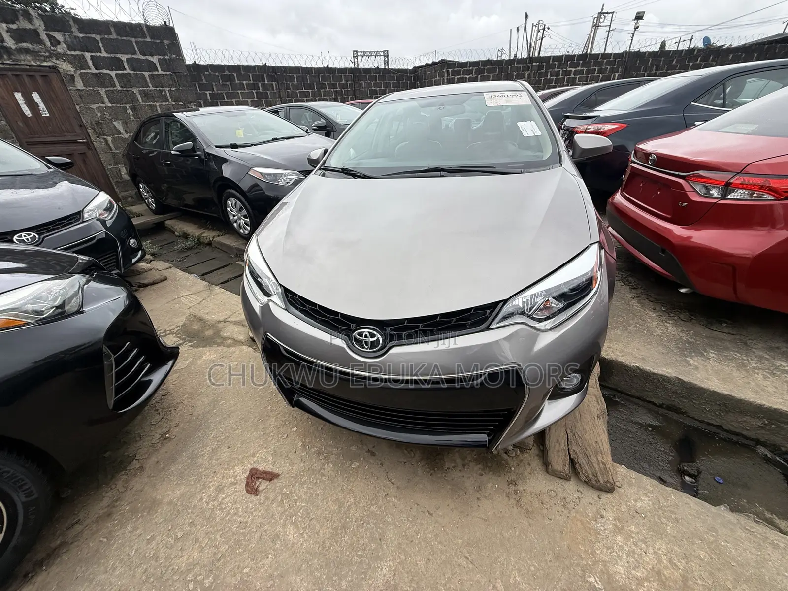 Toyota Corolla LE 4dr Sedan (1.8L 4cyl CVT) 2015 Gold