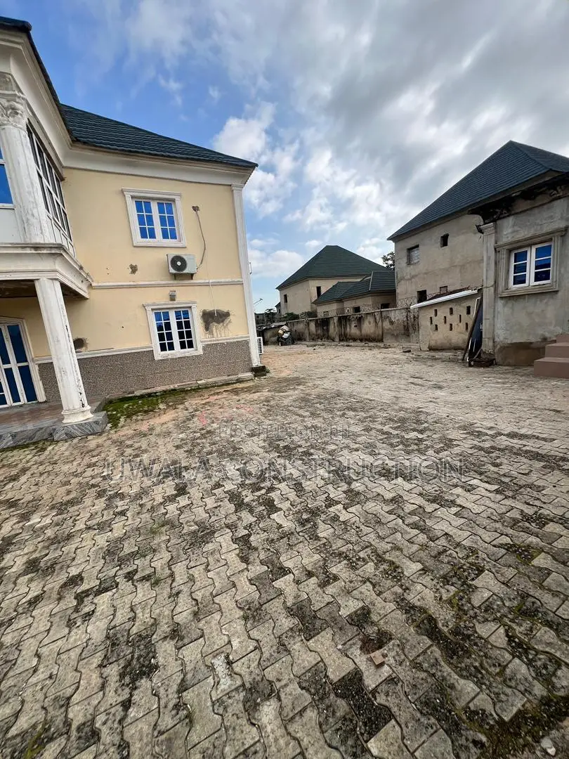 5bdrm Duplex in Orozo for sale
