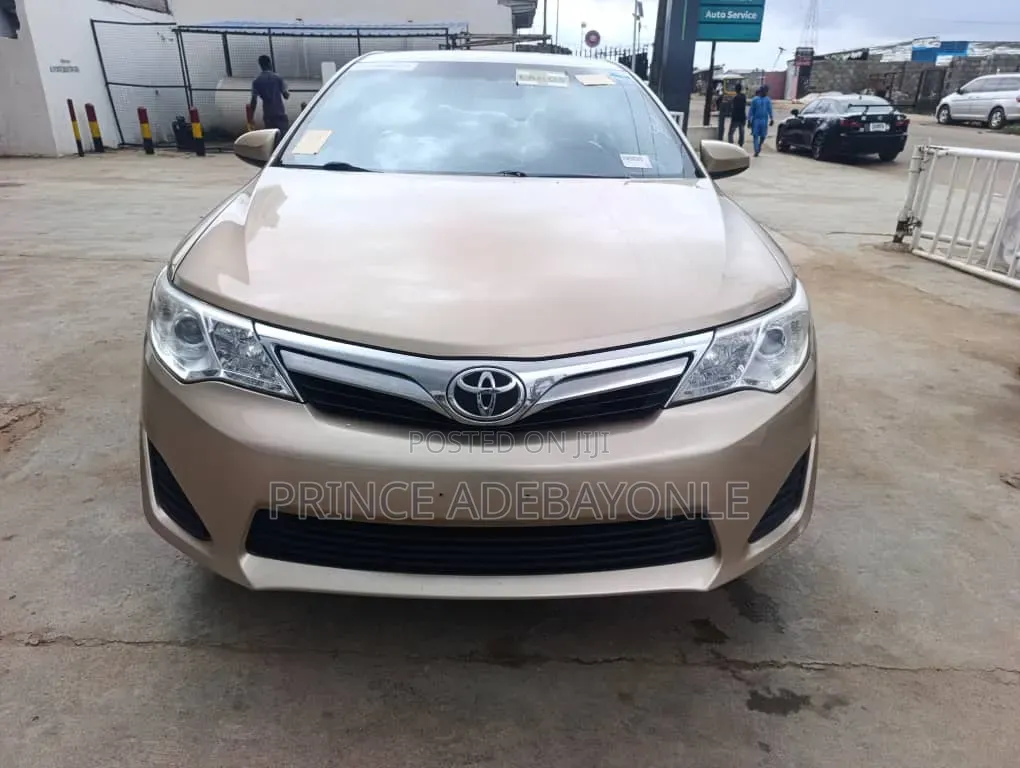 Toyota Camry LE 4dr Sedan (2.5L 4cyl 6A) 2012 Gold