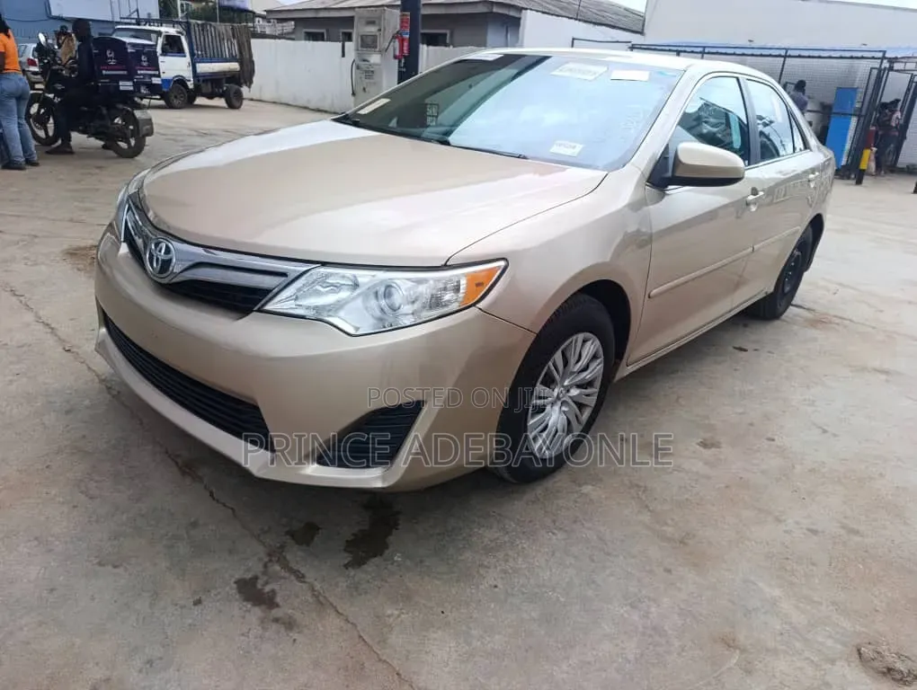 Toyota Camry LE 4dr Sedan (2.5L 4cyl 6A) 2012 Gold