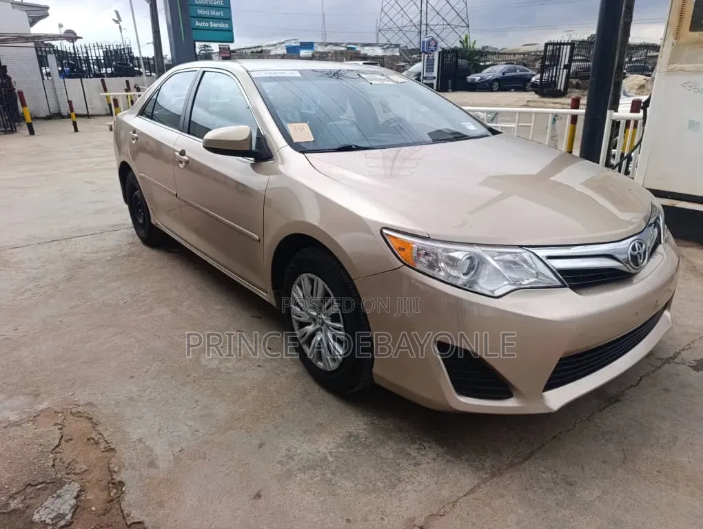 Toyota Camry LE 4dr Sedan (2.5L 4cyl 6A) 2012 Gold