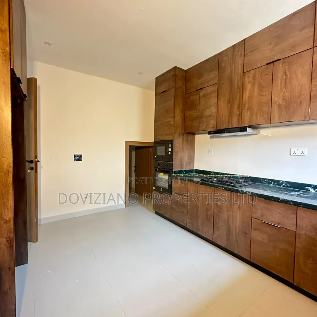 4bdrm Duplex in Chevron for sale