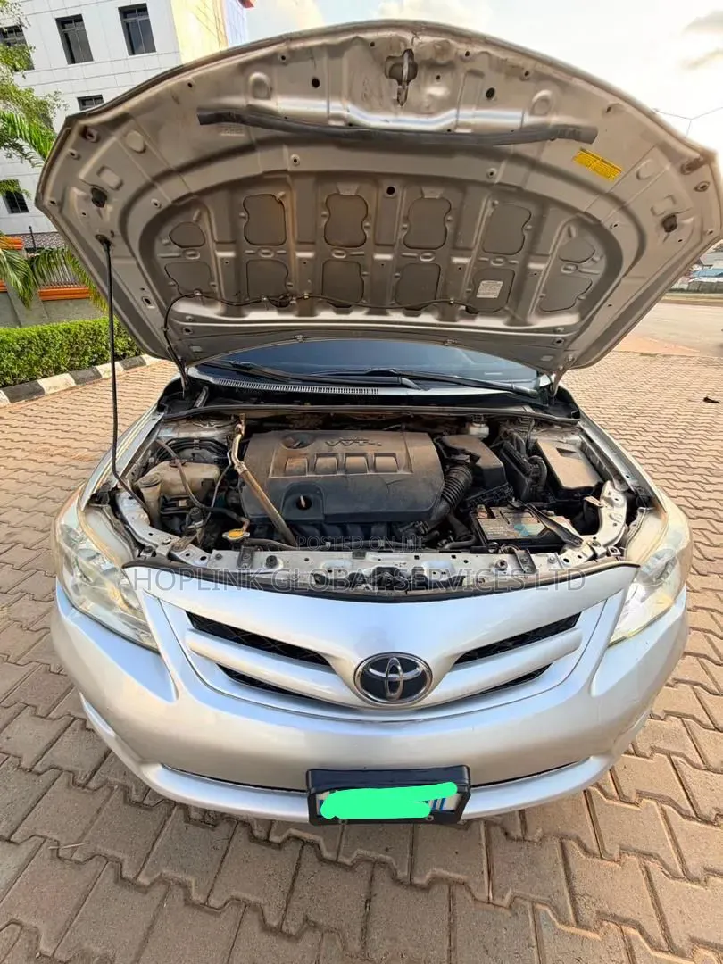 Toyota Corolla LE 4dr Sedan (1.8L 4cyl 4A) 2012 Silver