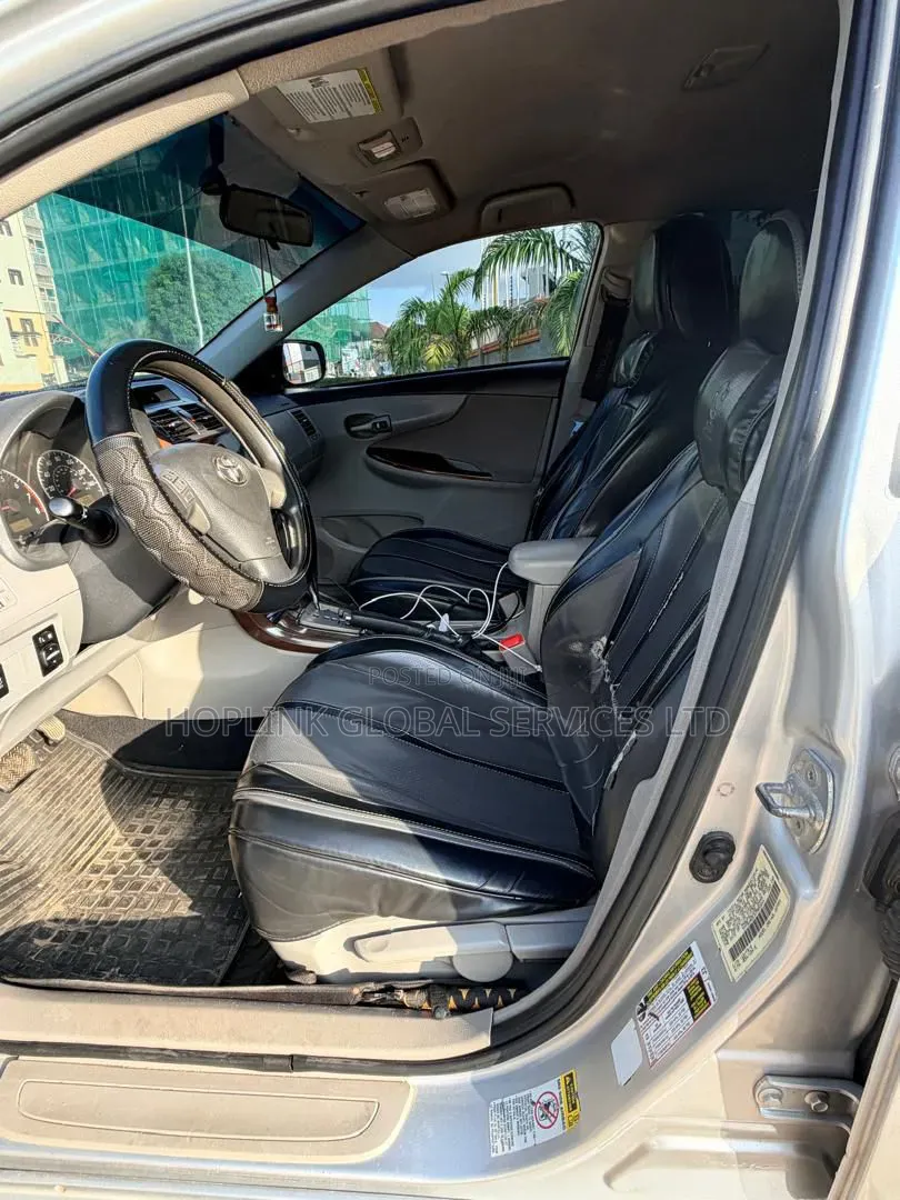 Toyota Corolla LE 4dr Sedan (1.8L 4cyl 4A) 2012 Silver