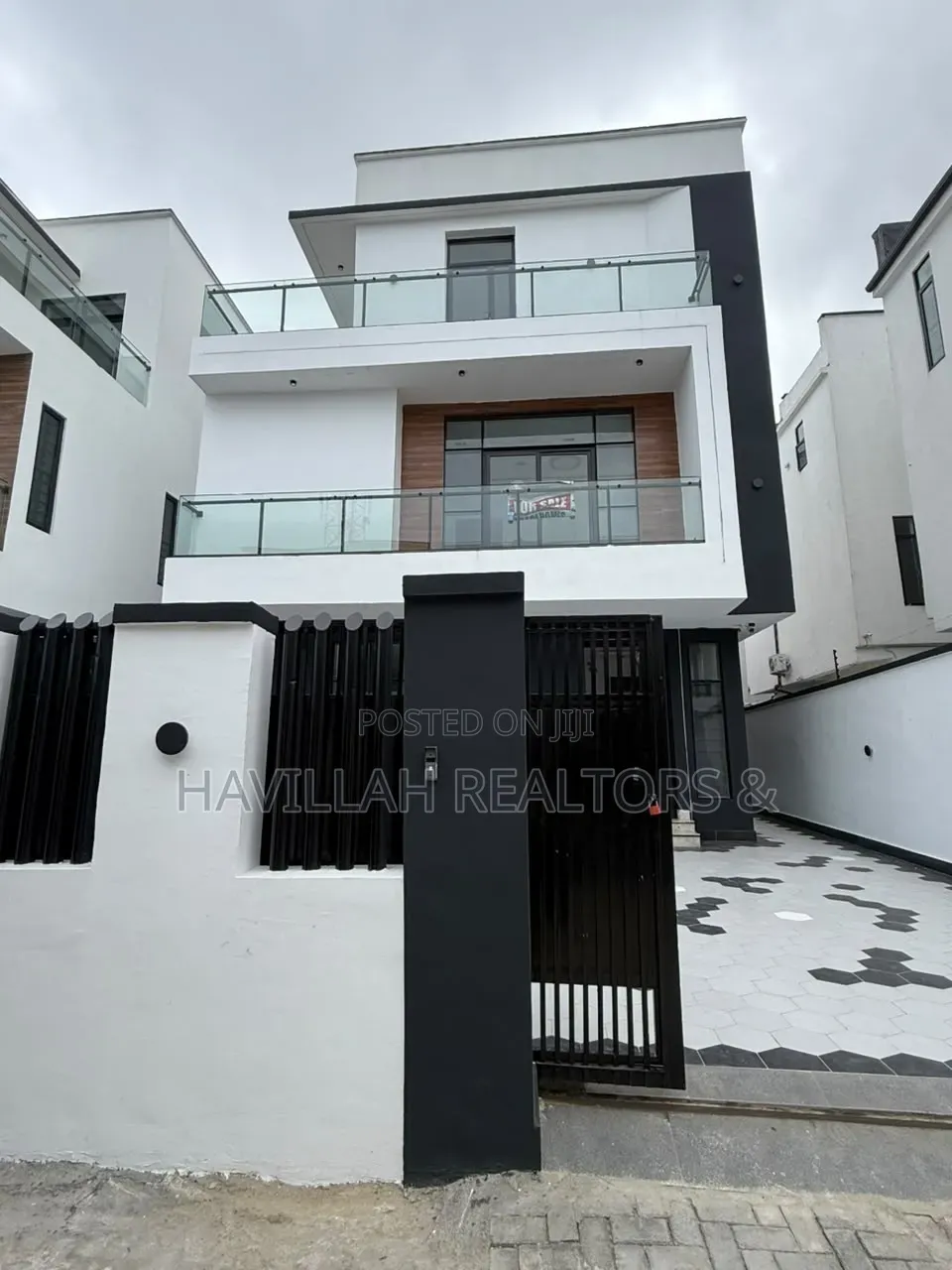 5bdrm Duplex in Chevron for sale