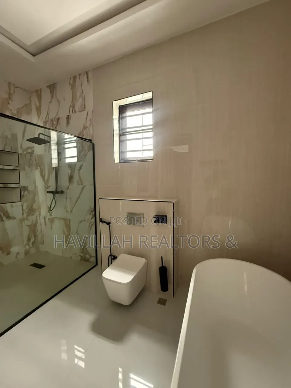 5bdrm Duplex in Chevron for sale