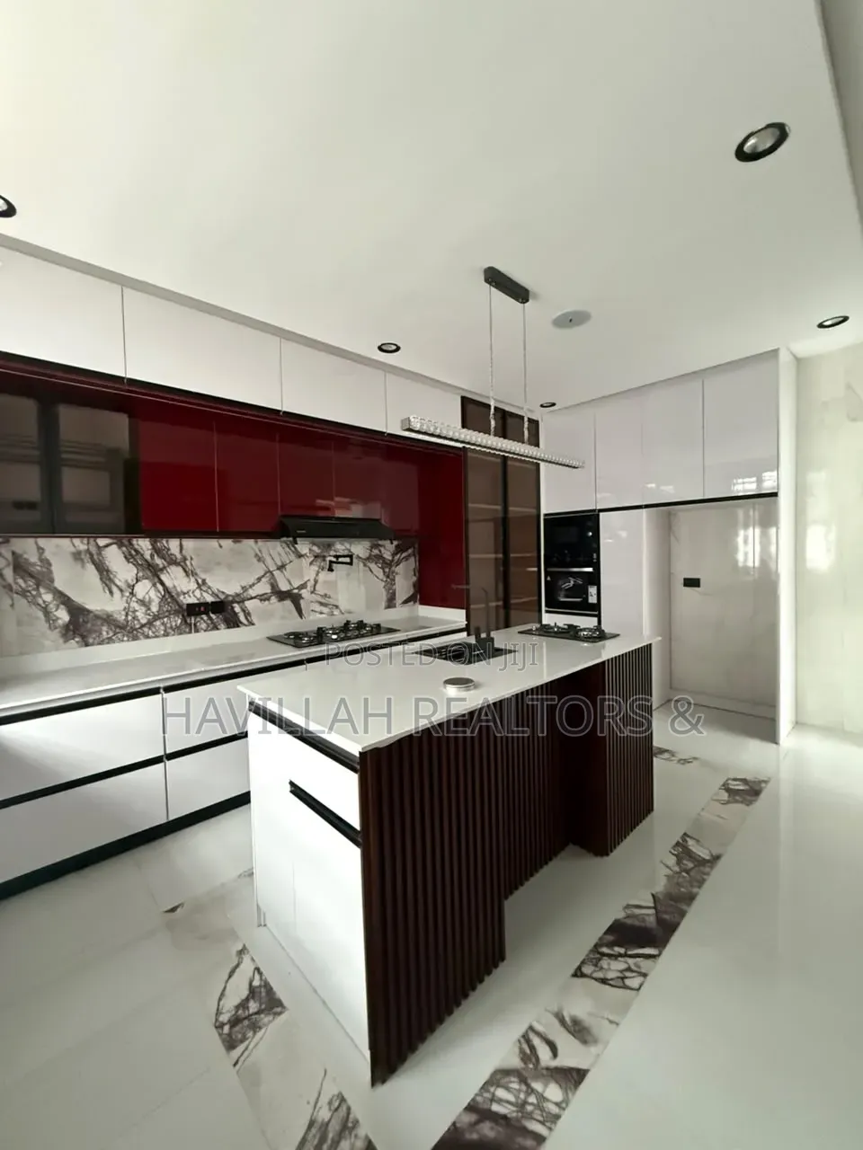 5bdrm Duplex in Chevron for sale
