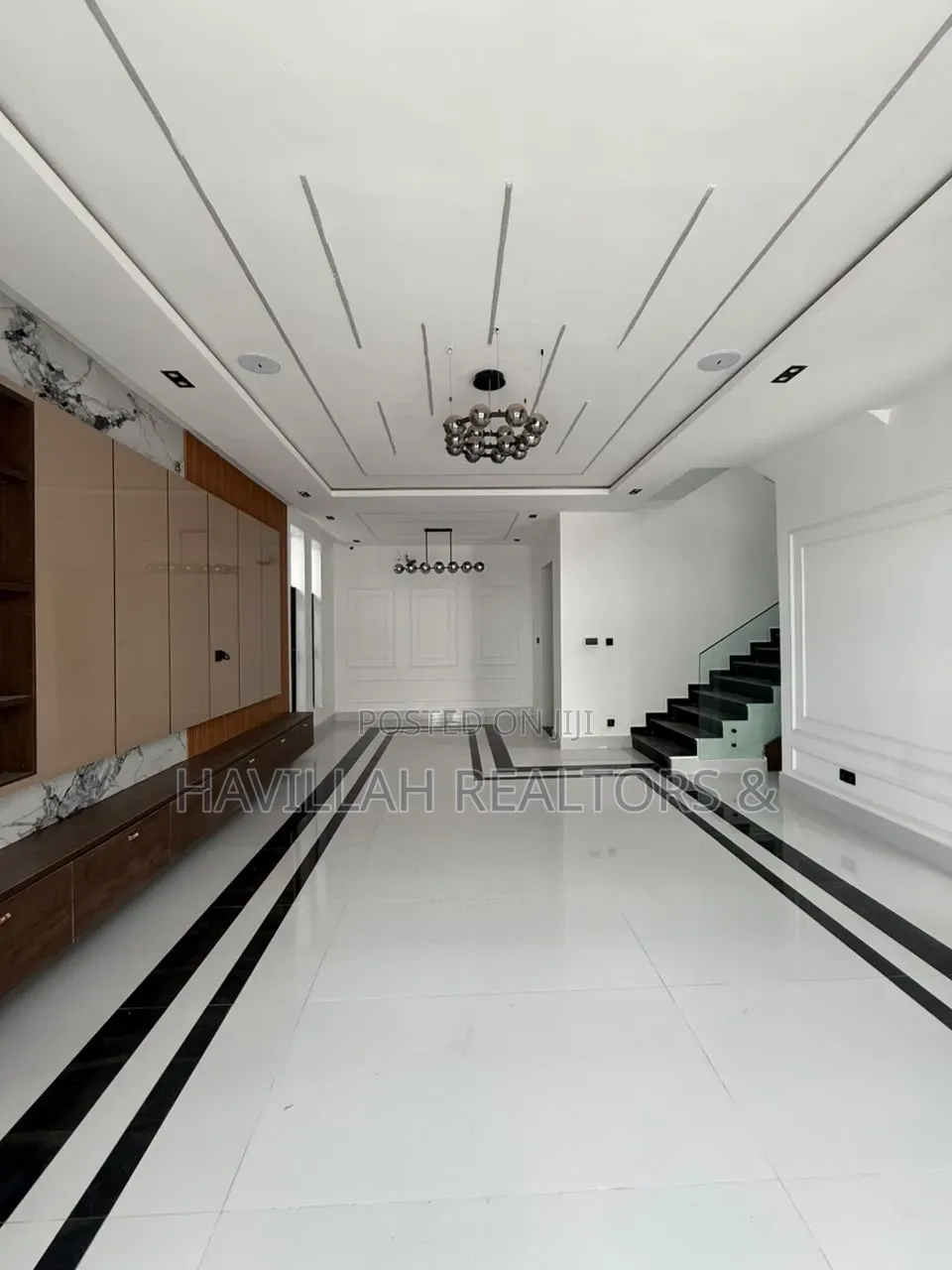 5bdrm Duplex in Chevron for sale