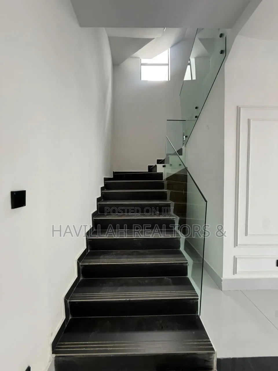5bdrm Duplex in Chevron for sale