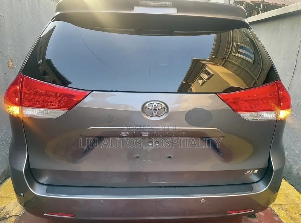 Toyota Sienna XLE 7 Passenger Mobility 2012 Gray