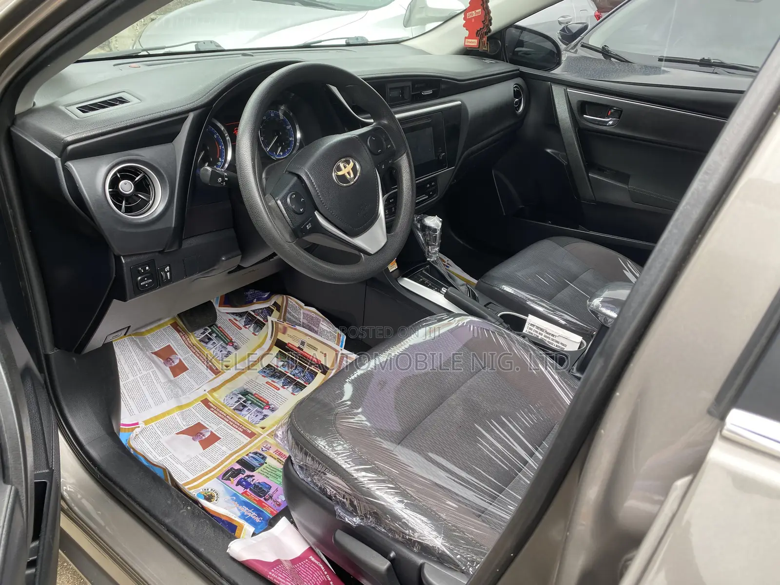 Toyota Corolla LE (1.8L 4cyl 2A) 2018 Brown