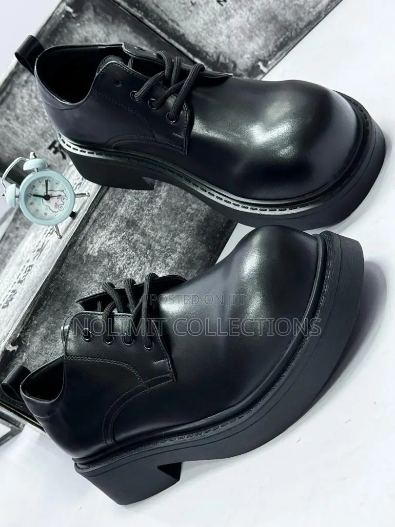 Sleek Men's Black Leather Derby Shoe With Platform Soles